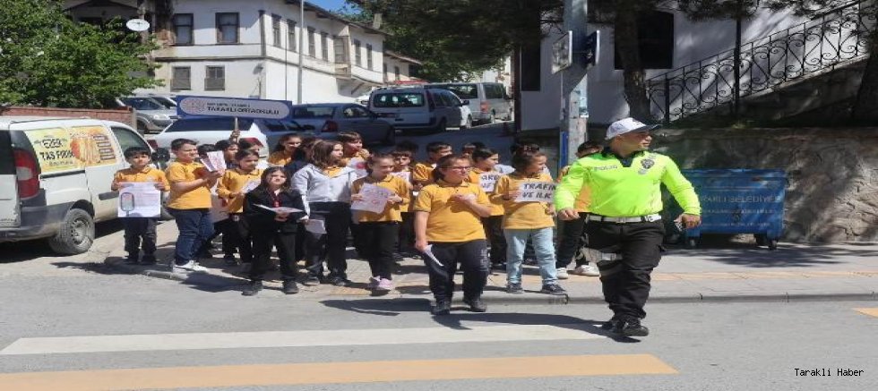 Taraklı Ortaokulu Öğrencileri Trafik Haftası Etkinliğinde Yoğun Katılımla Bilinçlendi